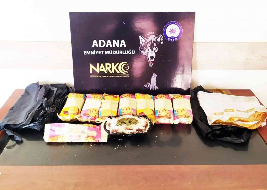 Hazır kek poşeti içinde esrar sevkiyatı polise takıldı