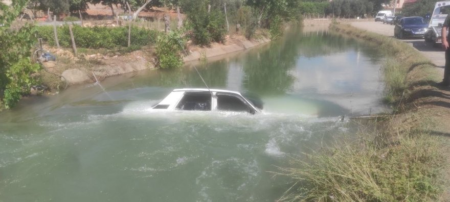 Kozan'da sulama kanalına düşen otomobili kurtarma operasyonu