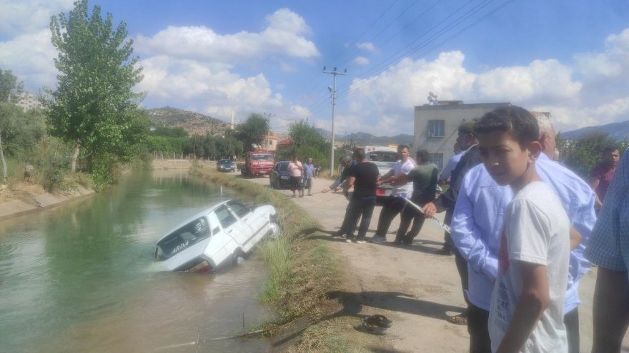 Kozan'da sulama kanalına düşen otomobili kurtarma operasyonu