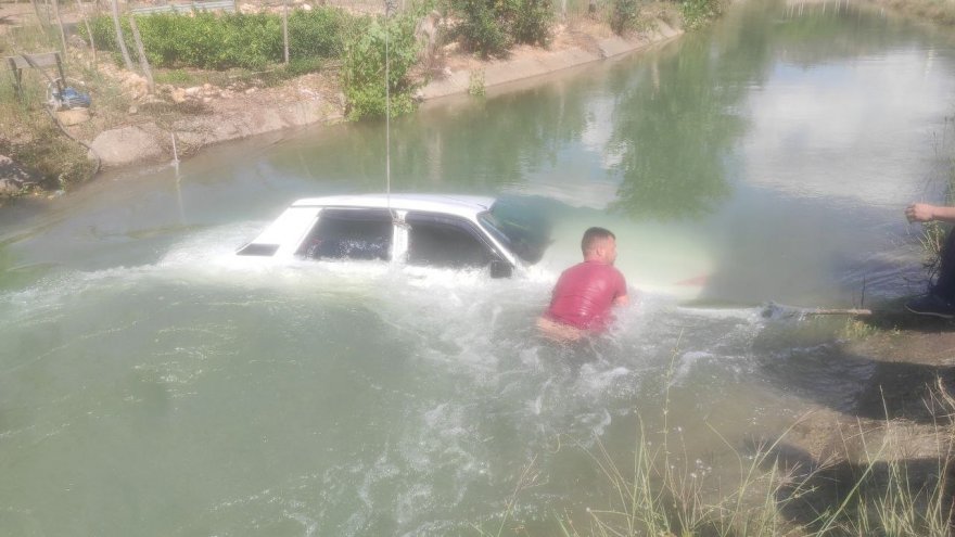 Kozan'da sulama kanalına düşen otomobili kurtarma operasyonu