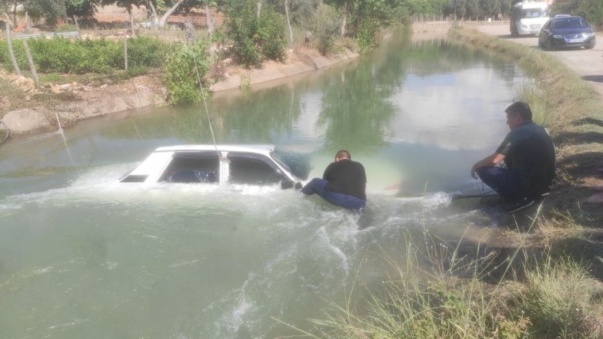 Kozan'da sulama kanalına düşen otomobili kurtarma operasyonu