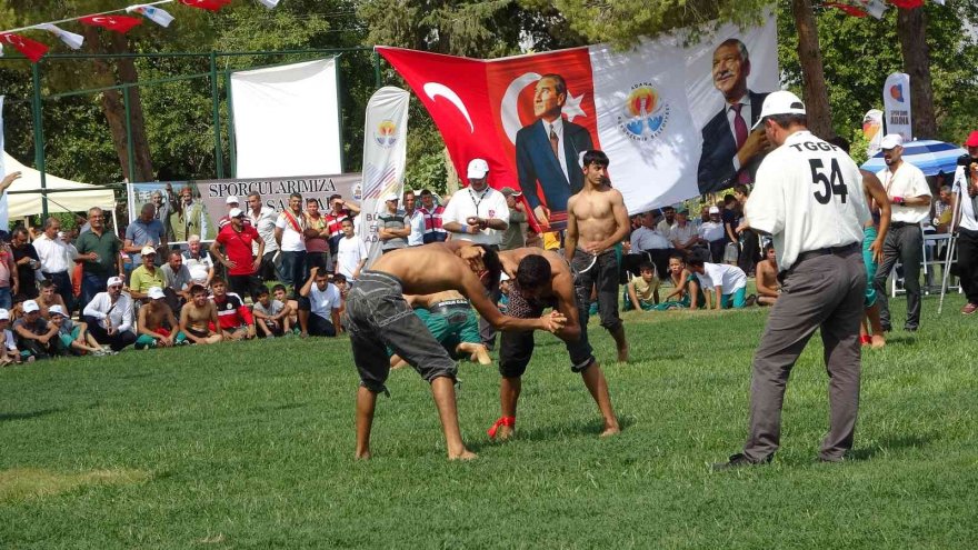 6. Geleneksel İsmet Atlı Karakucak güreşleri başladı