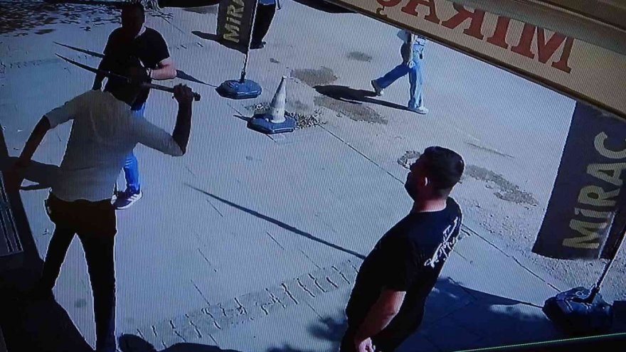 Adana'da çatı aktı, kılıç ve silahlar çekildi