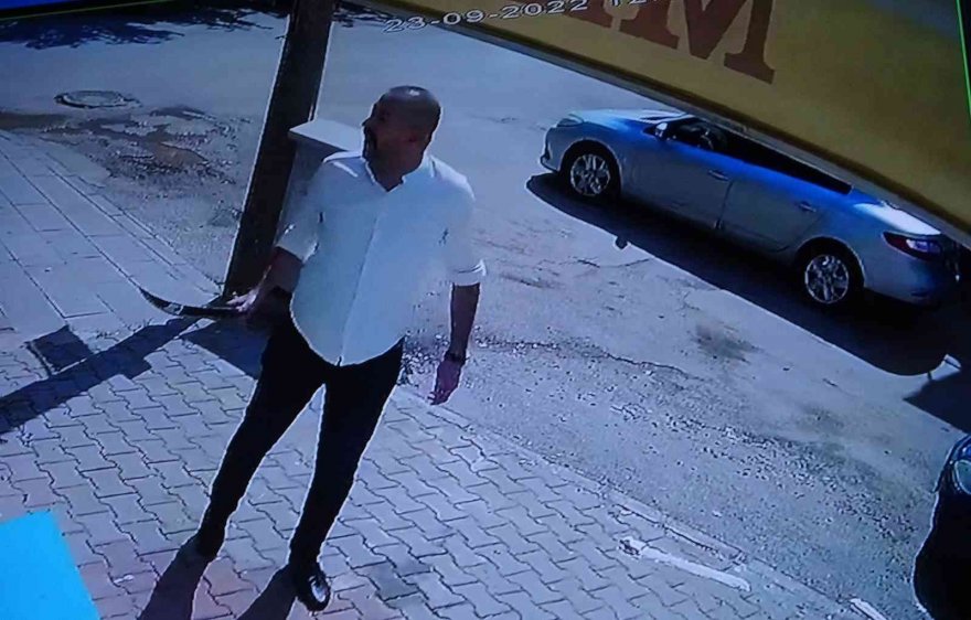 Adana'da çatı aktı, kılıç ve silahlar çekildi