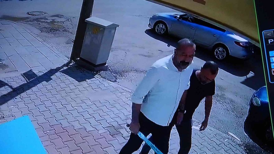 Adana'da çatı aktı, kılıç ve silahlar çekildi