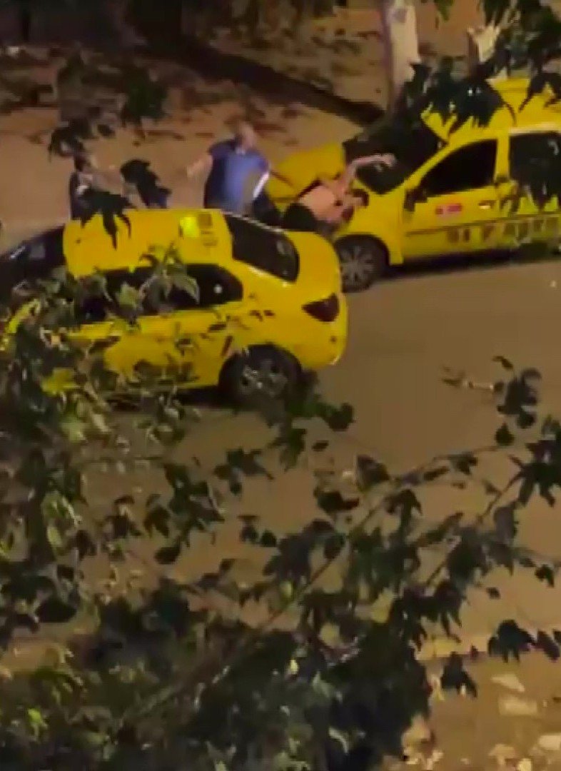 Adana’da taksiciler birleşip genci dövdü