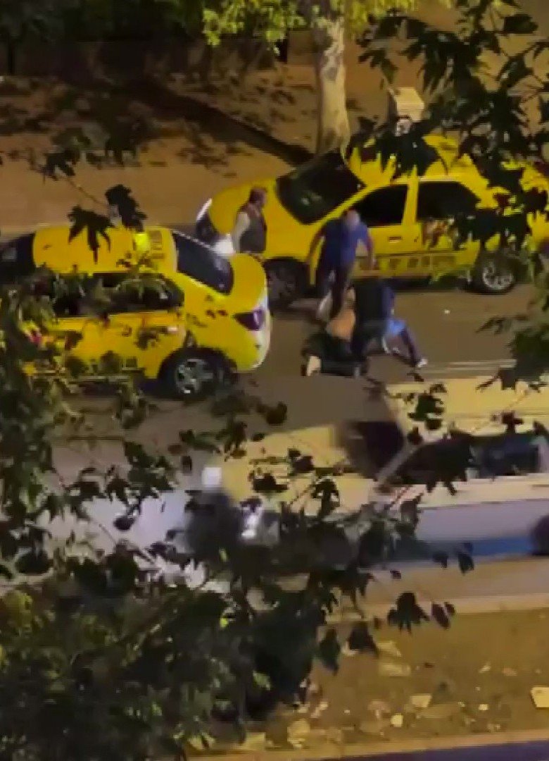 Adana’da taksiciler birleşip genci dövdü