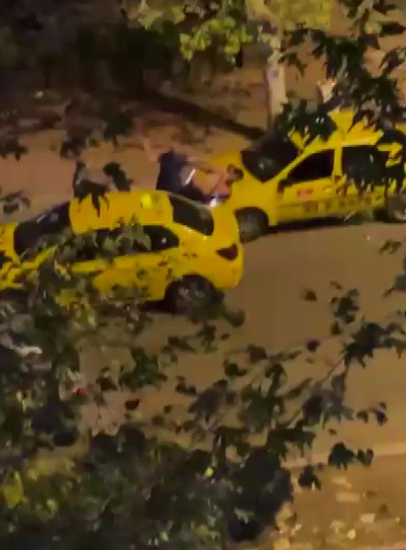 Adana’da taksiciler birleşip genci dövdü