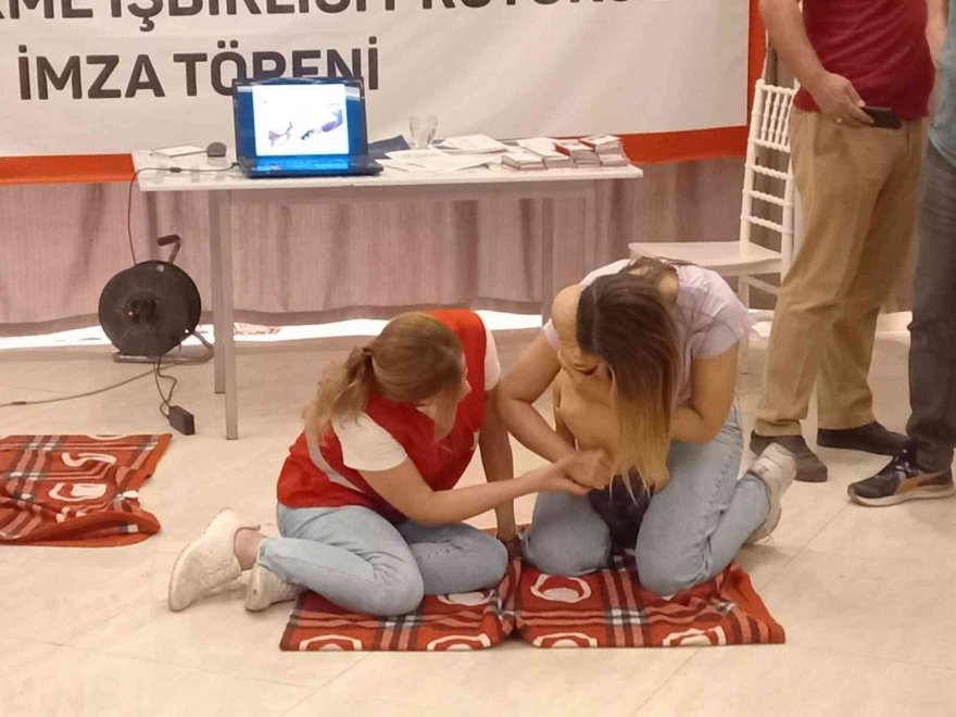 Kızılay’dan gazetecilere ilk yardım eğitimi