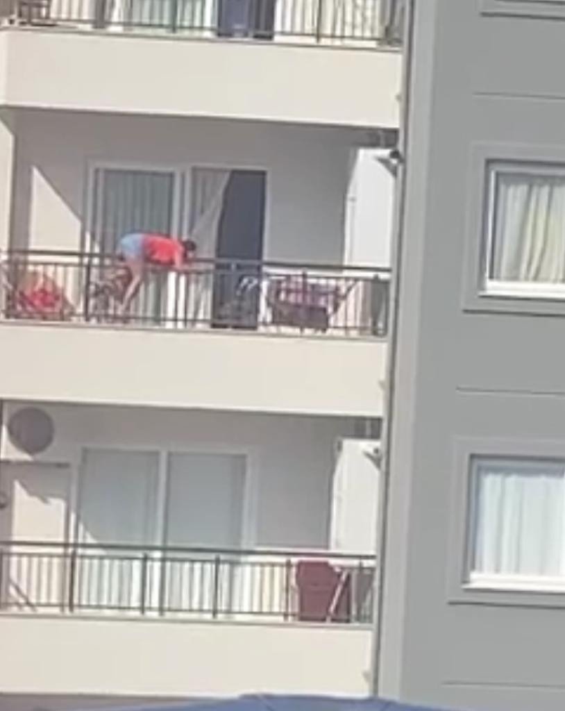 Annelerinin ölmemesi için ayağına sarılıp ağladılar