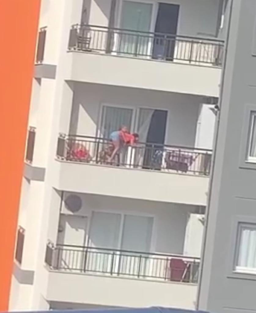 Annelerinin ölmemesi için ayağına sarılıp ağladılar