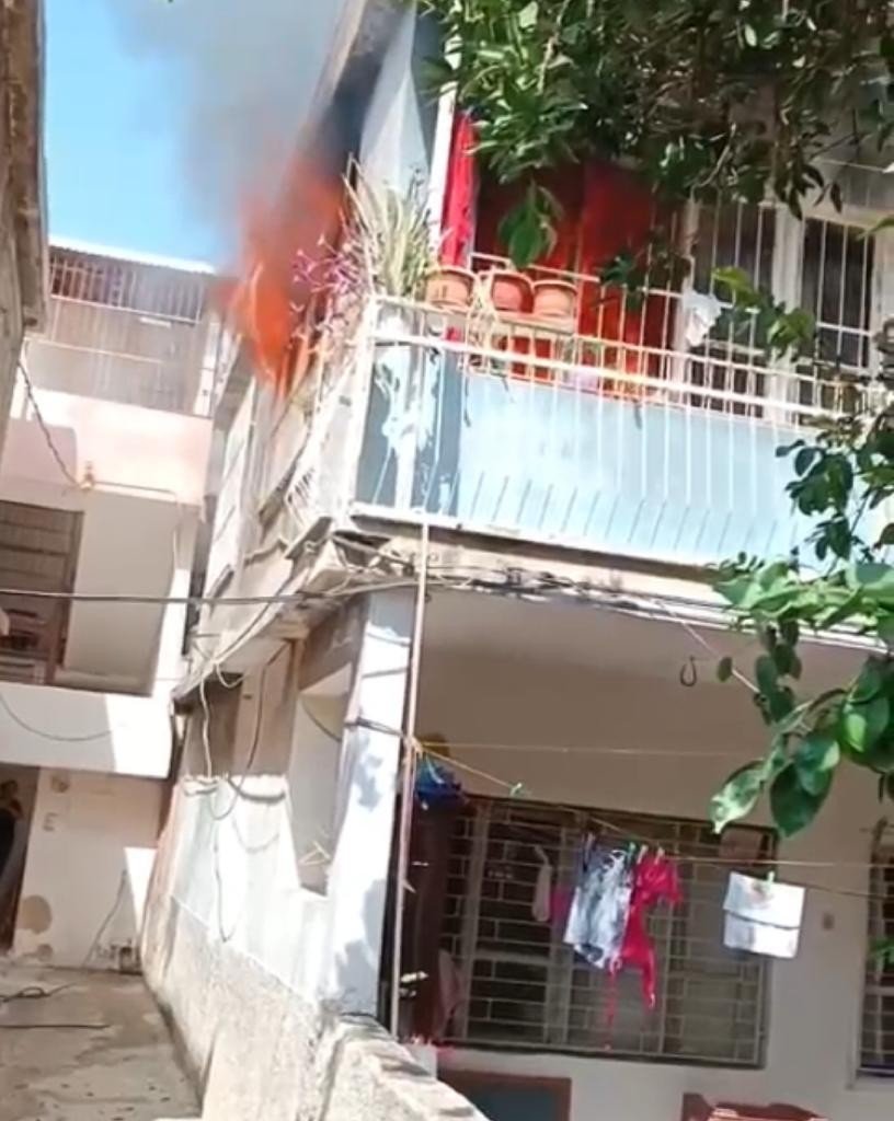 Yanan evi hortumla söndürmeye çalıştı