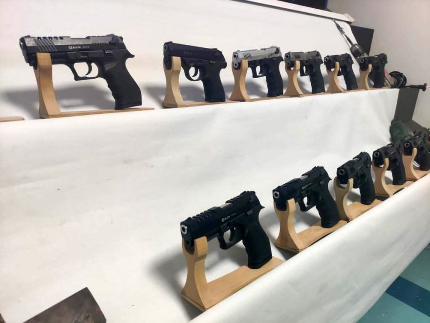 Adana’da polis baskınında silahları banyonun penceresinden attılar