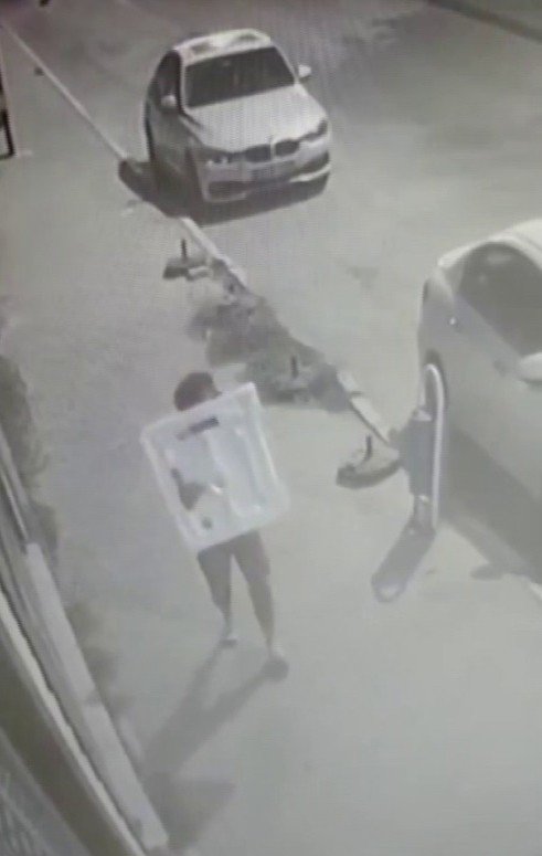 Köpükle yüzünü kapatıp 70 bin liralık motosikleti çaldı