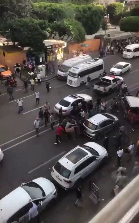 Sokak ortasında bıçaklı kavga kamerada