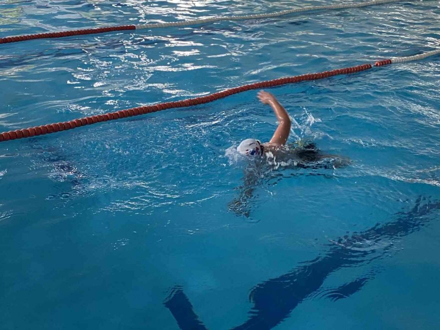 8 yaşındaki ampute milli yüzücü Ömer’in hedef dünya şampiyonu olmak