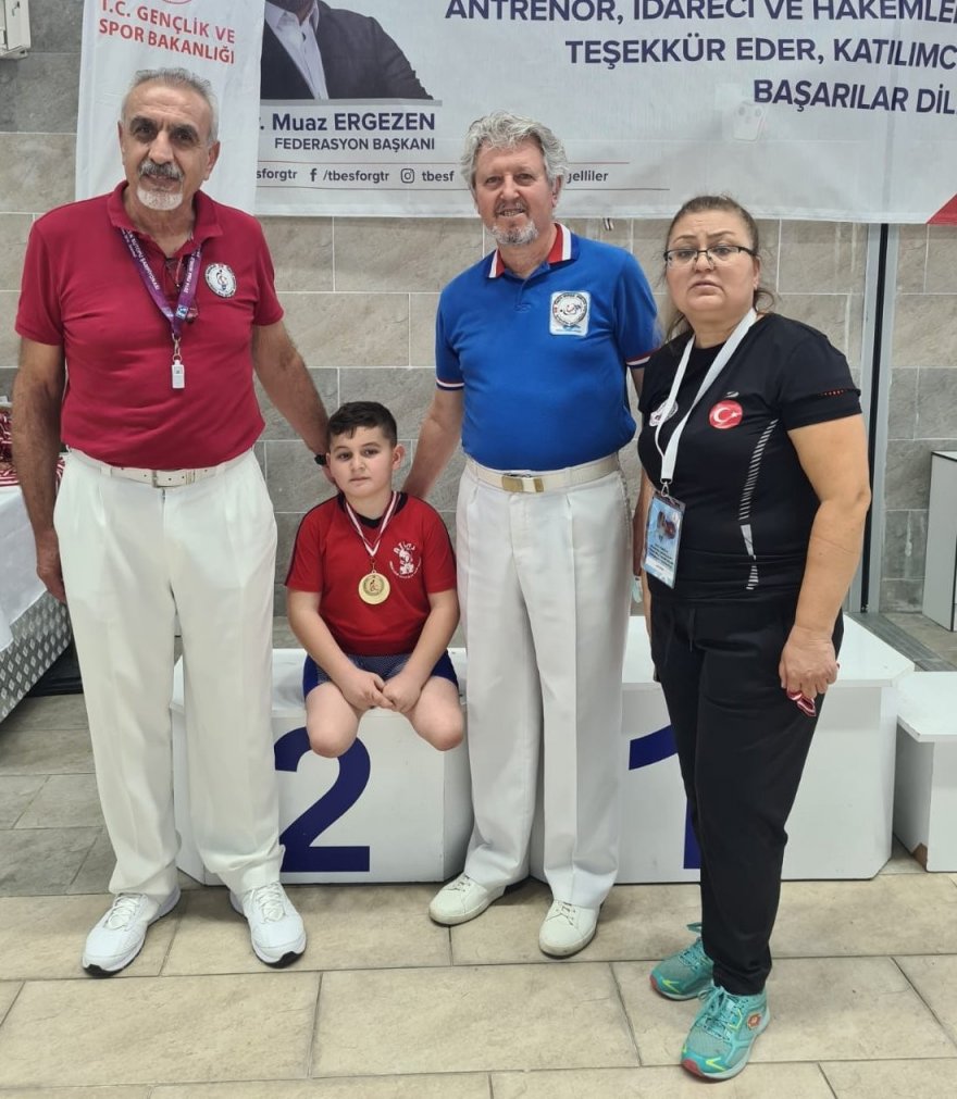 8 yaşındaki ampute milli yüzücü Ömer’in hedef dünya şampiyonu olmak