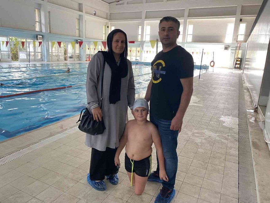 8 yaşındaki ampute milli yüzücü Ömer’in hedef dünya şampiyonu olmak