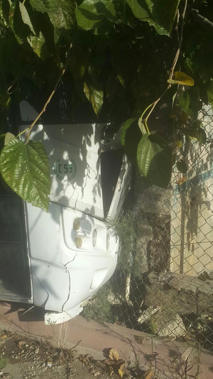 El freni çekilmeyen toplu taşıma aracı mezarlığa girdi