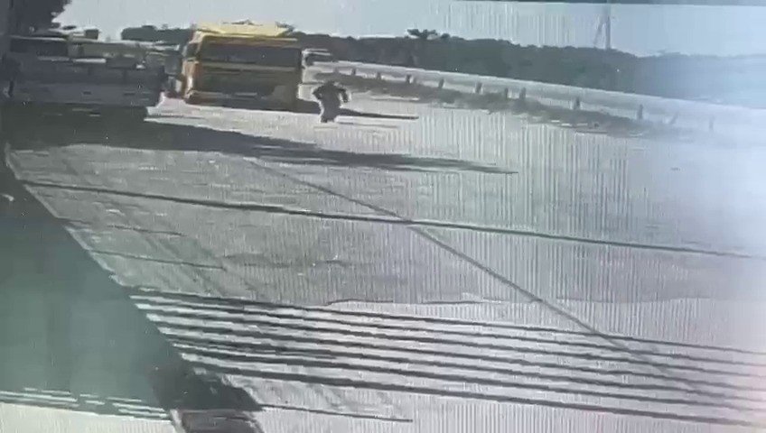 Park ettiği tırın freni boşaldı, altında kalarak öldü