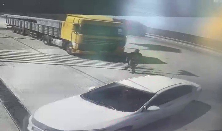 Park ettiği tırın freni boşaldı, altında kalarak öldü