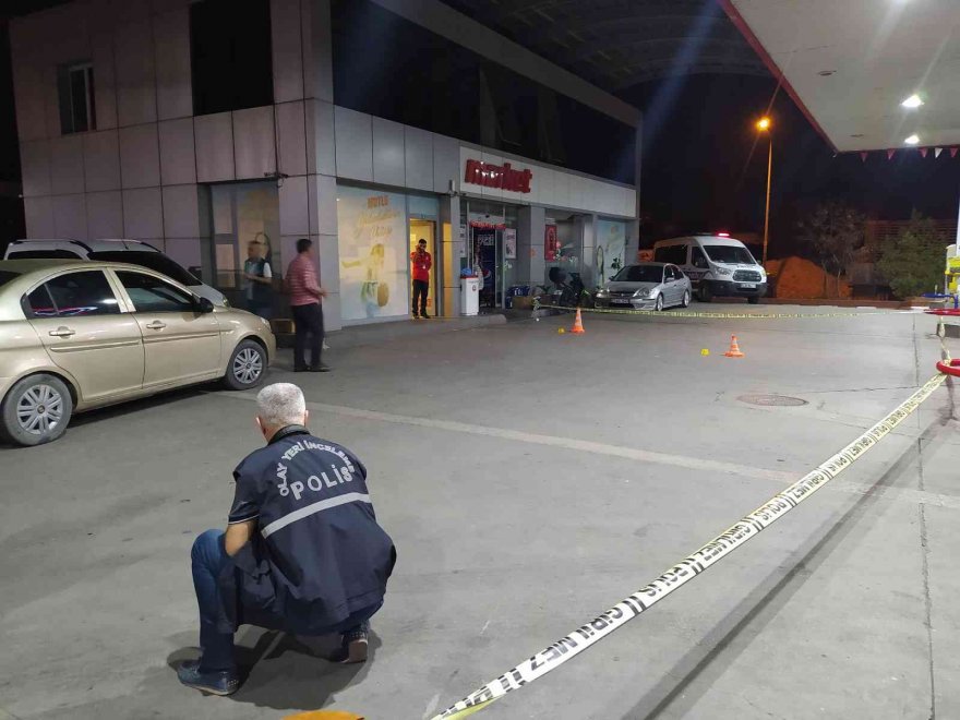 Kar maskeli kişiler akaryakıt istasyonuna silahlı saldırı düzenledi: 2 yaralı