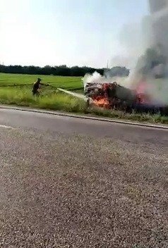 Takla atan otomobil alev topuna döndü