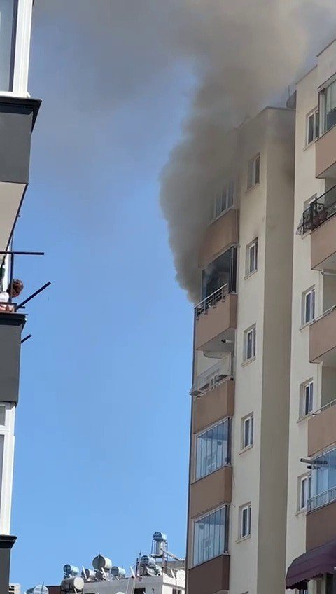 Apartmanın 10. katında yangın paniği