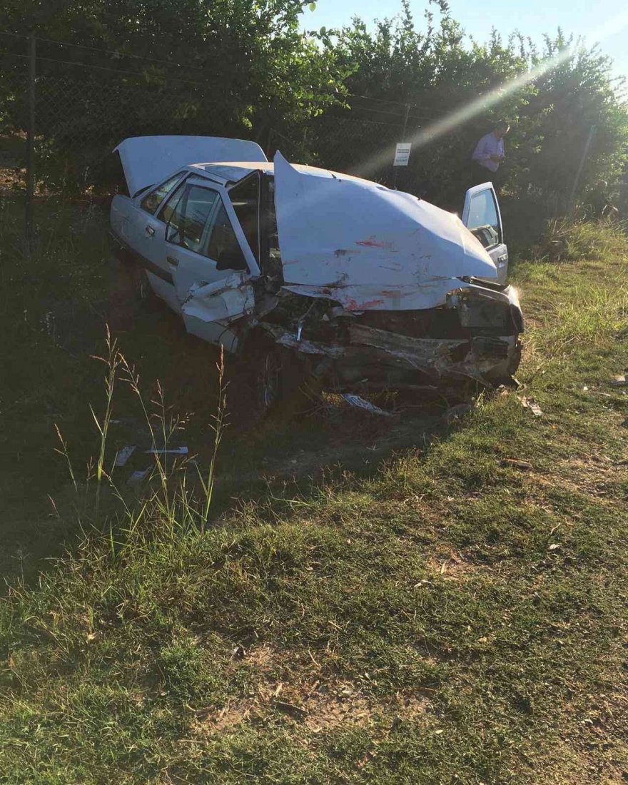 Belediye otobüsü porsuğa çarpmamak için otomobil ile çarpıştı: 3 yaralı