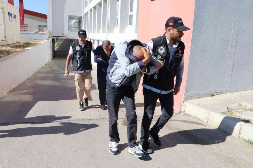 Adana'da cenaze aracıyla uyuşturucu sevkiyatına 3 tutuklama