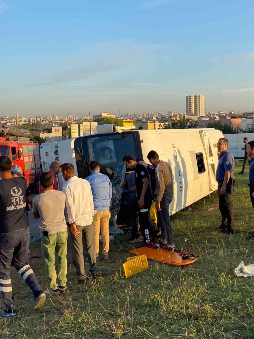 Adana’da işçileri taşıyan midibüs devrildi: 16 yaralı