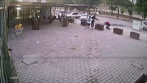 Barışmak için buluştuğu arkadaşını tabancayla vurduğu anlar kamerada