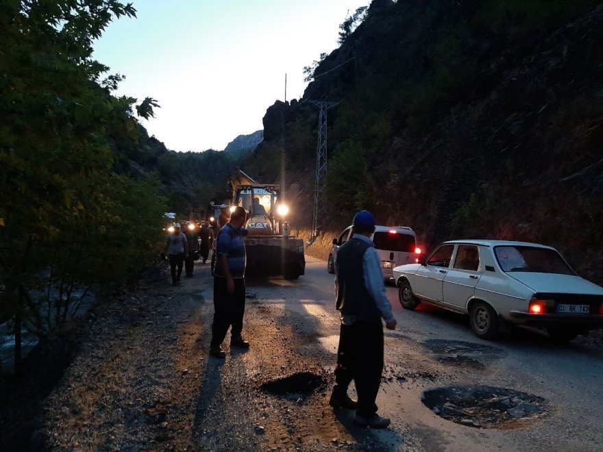 Feke’de bozuk yollar Yüreğir ve Aladağ belediyelerinin desteğiyle onarılıyor