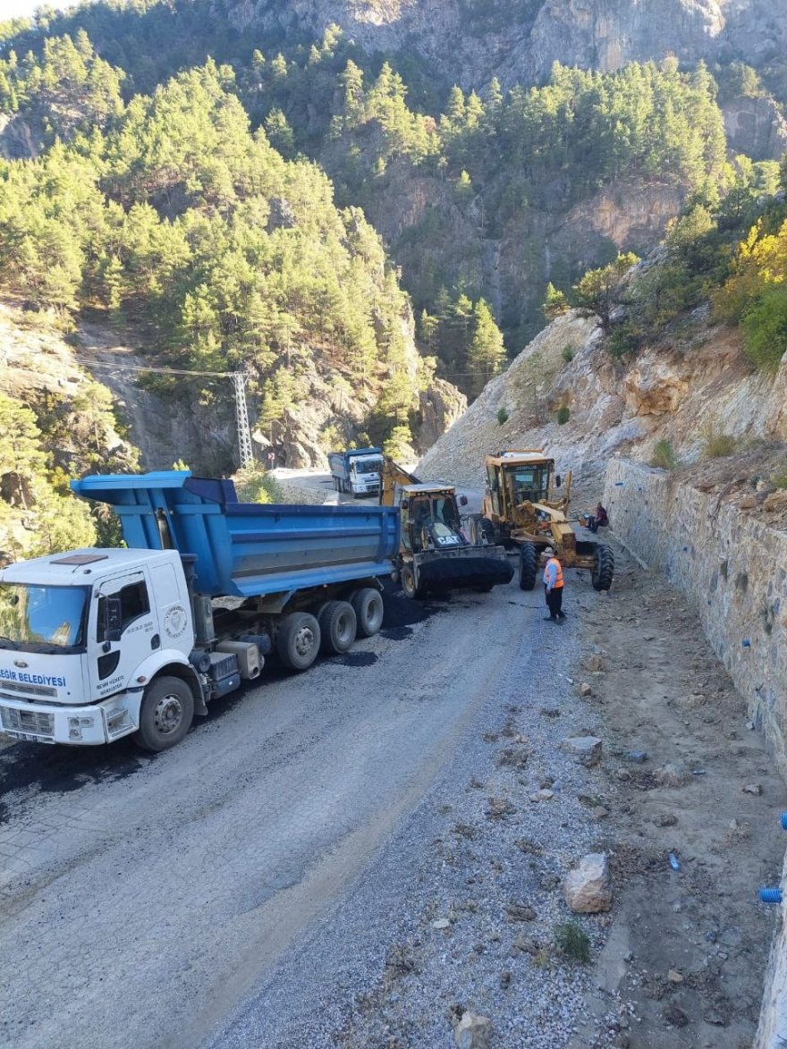 Feke’de bozuk yollar Yüreğir ve Aladağ belediyelerinin desteğiyle onarılıyor