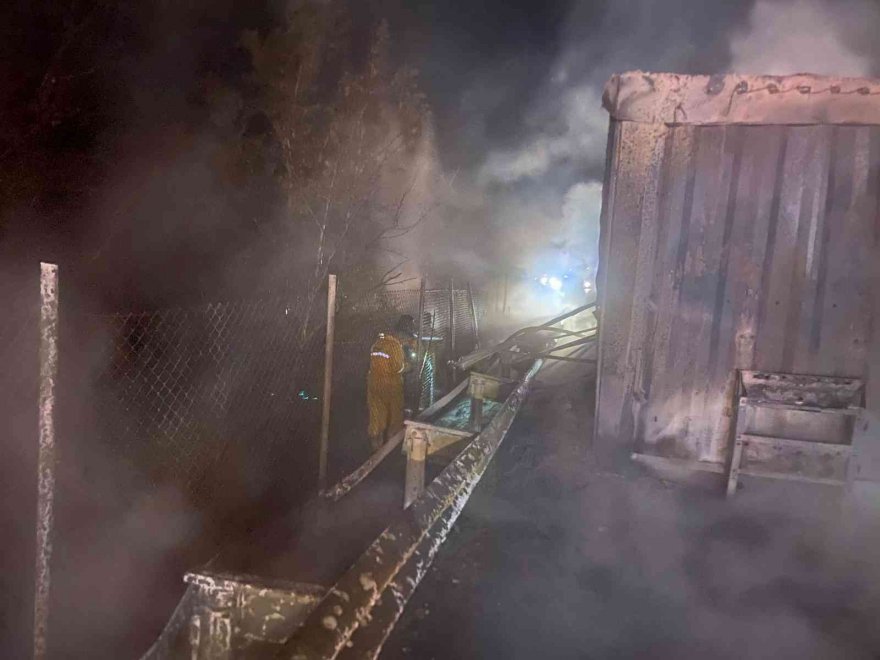 Otoyolda tır alev alev yandı