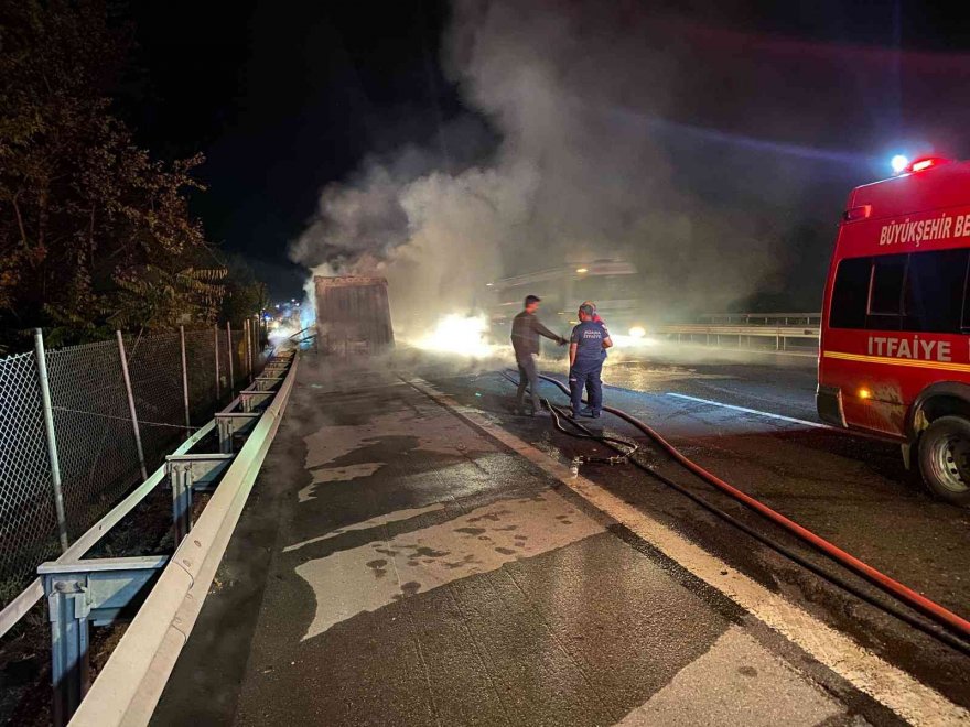 Otoyolda tır alev alev yandı