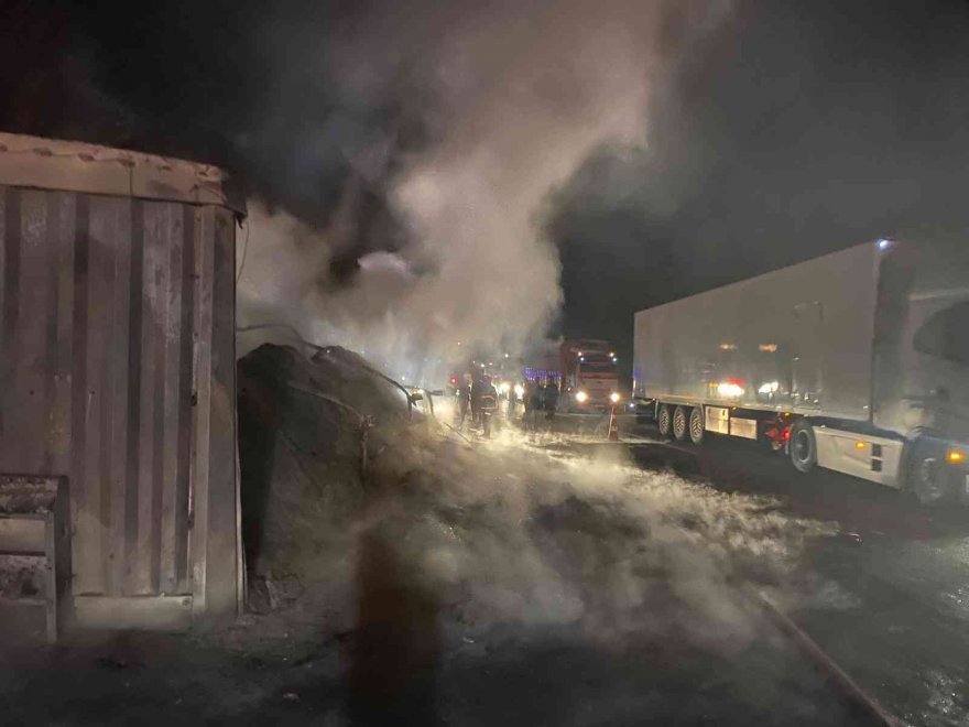 Otoyolda tır alev alev yandı