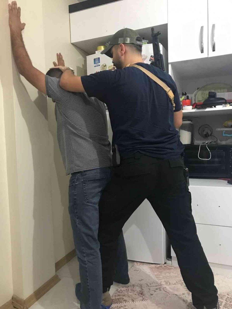 Uzun namlulu silah ve uyuşturucu ticareti yapan 6 zanlı tutuklandı