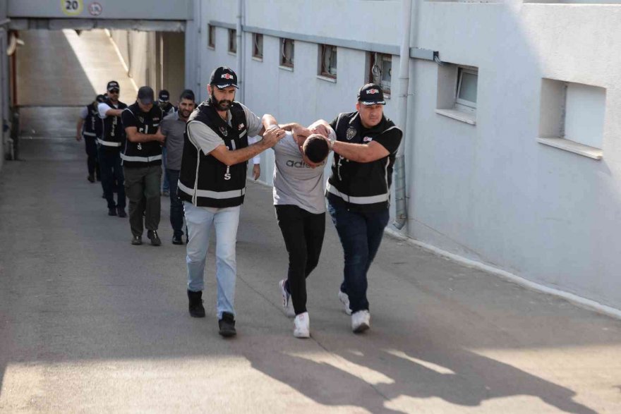 Uzun namlulu silah ve uyuşturucu ticareti yapan 6 zanlı tutuklandı