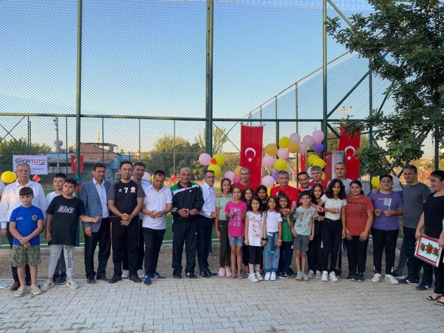 Yavuz Sultan Selim Ortaokuluna halı saha