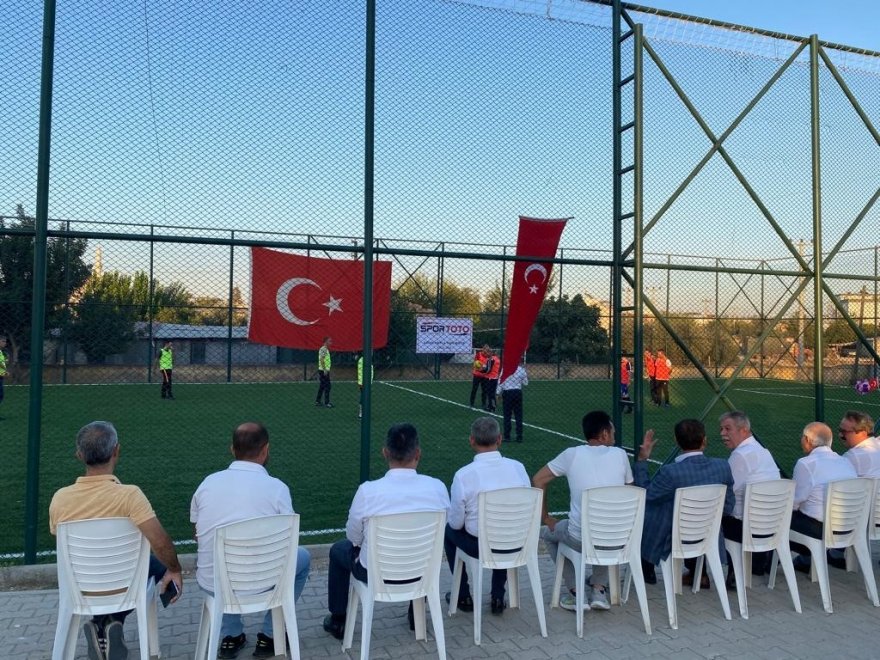 Yavuz Sultan Selim Ortaokuluna halı saha