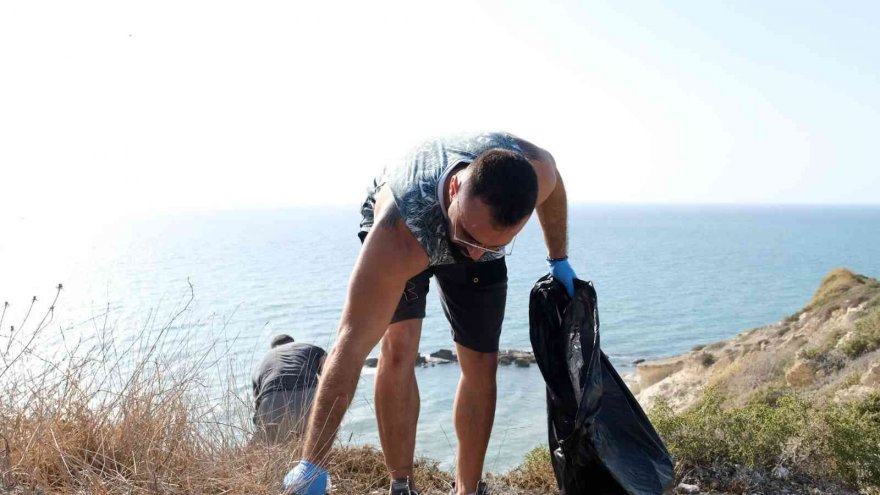 Gençler Karataş’ta sahili temizledi