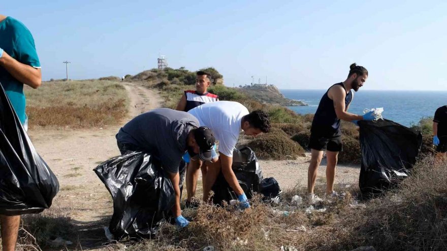 Gençler Karataş’ta sahili temizledi