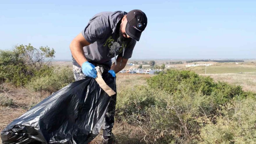 Gençler Karataş’ta sahili temizledi