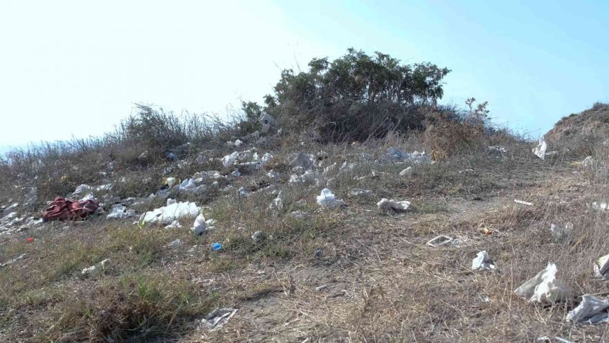 Gençler Karataş’ta sahili temizledi