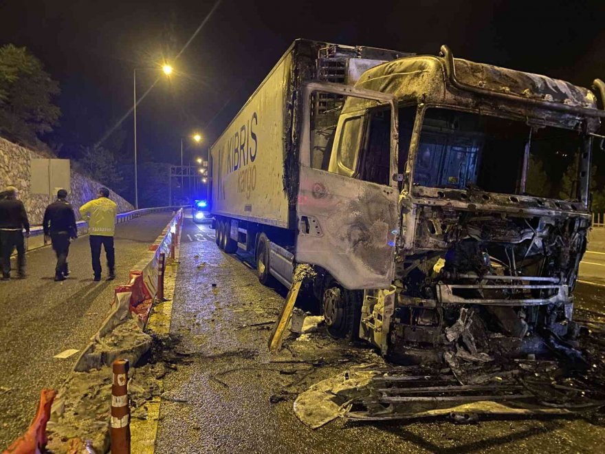 Otoyolda yanan tır hurdaya döndü