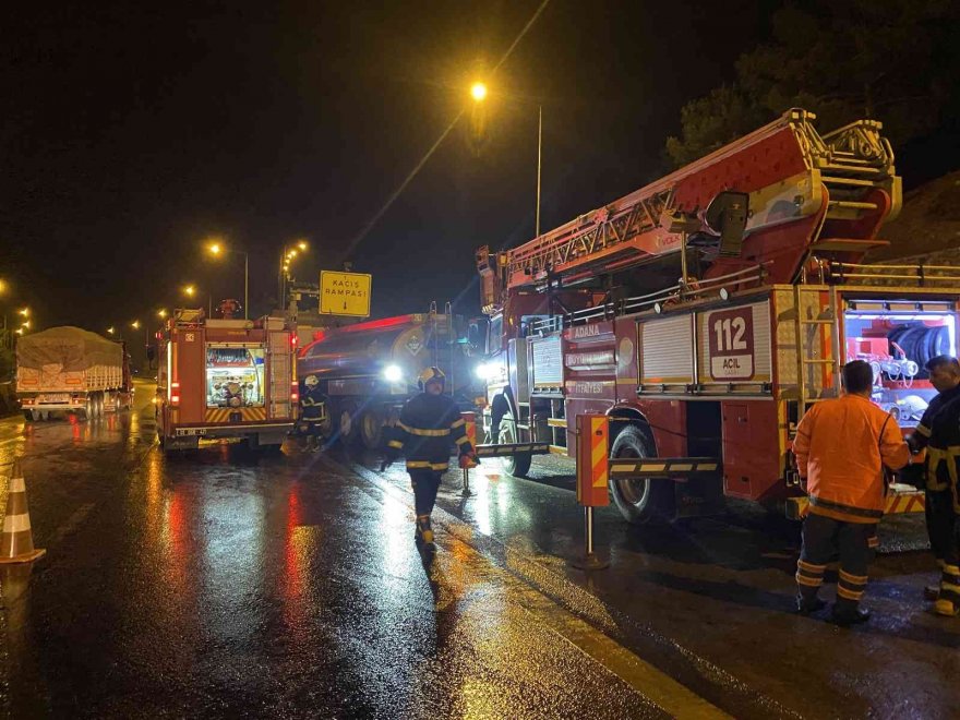 Otoyolda yanan tır hurdaya döndü