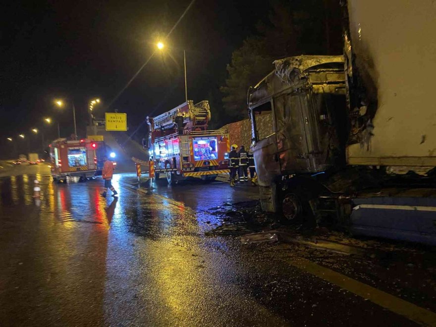 Otoyolda yanan tır hurdaya döndü