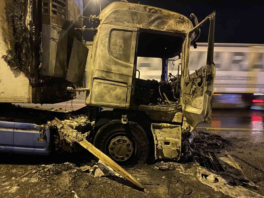 Otoyolda yanan tır hurdaya döndü