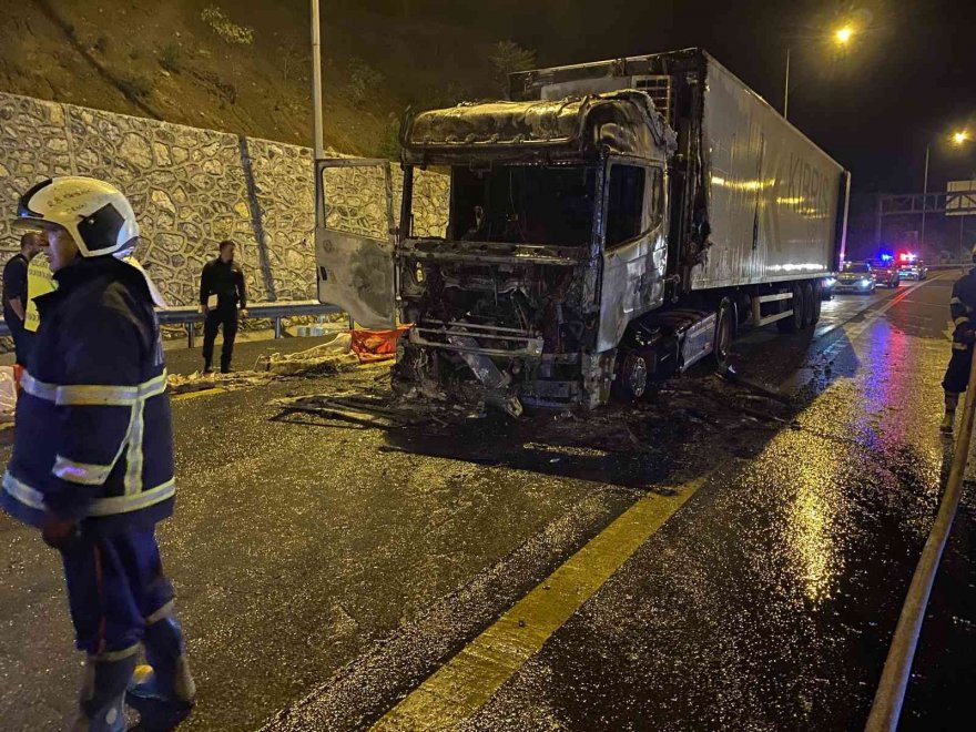 Otoyolda yanan tır hurdaya döndü